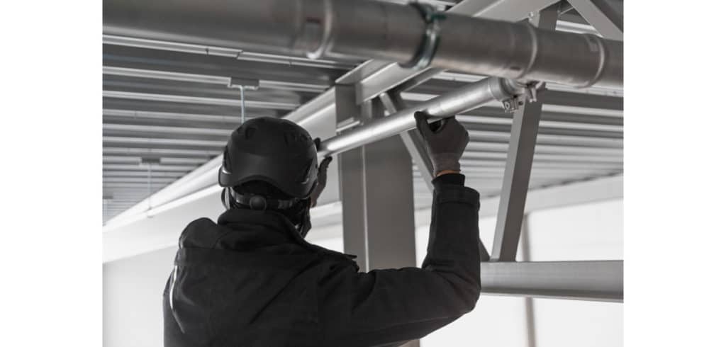 Takavvattning i rostfritt blir billigare än plast Plast är ett billigare material, men blir dyrare när man räknar in arbetstiden. Foto Blücher