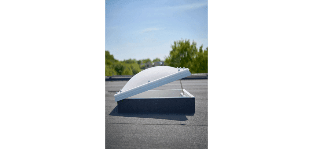 Takljuskupoler i akryl finns i olika utförande med alternativ för skikt och färgtoner. Foto Velux