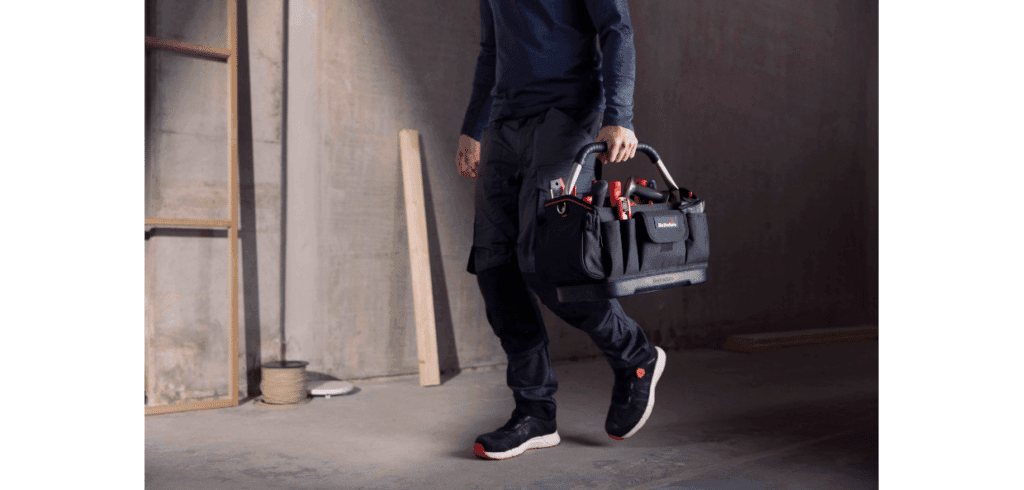 Nya Hultaforsväskor Hultaforsväskan har en insvängd rygg som ger benen mer rörelseutrymme. Den har även ett extra högt handtag som gör det lättare att plocka upp den. Bils Hultafors