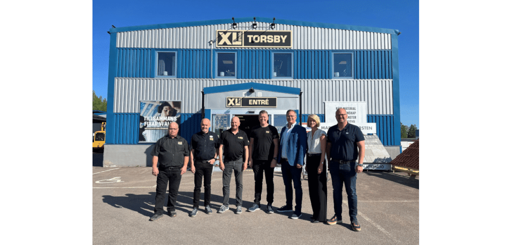XL-Bygg får ny butiksstruktur i Värmland Från vänster, Per Daleljung, Mikael Ericsson och Lars Ericsson från XL-BYGG Torsby. Jesper Johansson, Karl Andersson, Kari Andersson och Nils Andersson från XL-BYGG Hilmer.