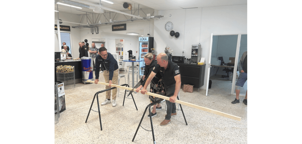 XL-Byggs nya butik på södra Öland invigd Från vänster: Peter Marklund, Näringslivschef Mörbylånga Kommun, Matilda Wärenfalk, Kommunstyrelsens ordförande Mörbylånga Kommun och Sven Hansson, delägare i XL-Bygg Mörbylånga och XL-Bygg Lundgrens i Kalmar. Foto XL-Bygg