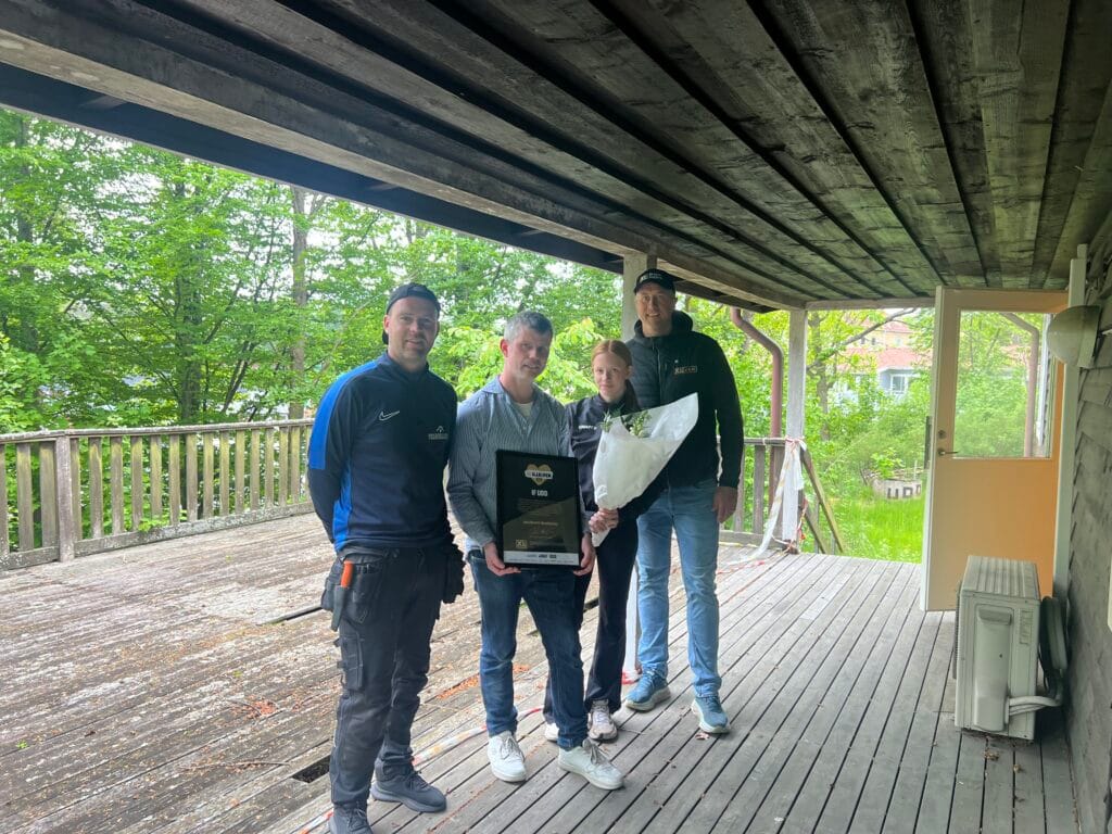 Från vänster, Jimmie Svensson, Snickeri & Bygg i Karlshamn, i mitten representanter från IF UDD Karlshamn, Marcus Ebelvod, XL-BYGG JBM.