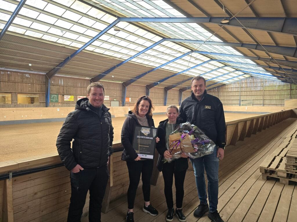 Från vänster, Patrik Aspenström, Dagus Byggnads, Madelene Karlsson och Jessica Petersson, Lilla Edets Ridklubb, Axel Bergstrand, XL-BYGG Vänersborg.