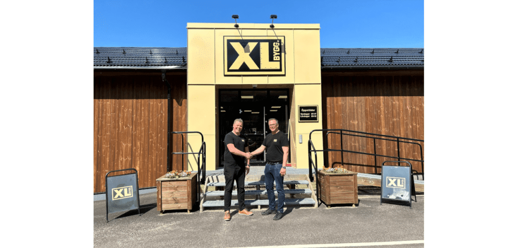 Två familjeföretag går ihop. Från vänster Jesper Johansson, XL-Bygg Karlstad och Karl Andersson, XL-Bygg Hilmer.